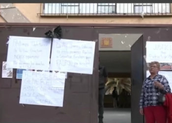 Carteles de protesta en la unidad educativa. | Foto: Brújula Digital