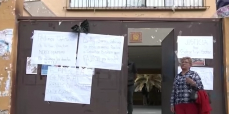 Carteles de protesta en la unidad educativa. | Foto: Brújula Digital