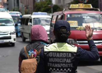 Vecinos protestan contra alza de pasajes y exigen renuncia del alcalde Arias