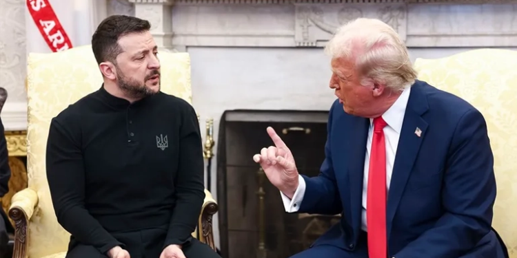 El presidente ucraniano, Volodímir Zelenski (i), conversa con el presidente estadounidense, Donald Trump (d). EFE/EPA/Jim Lo Scalzo