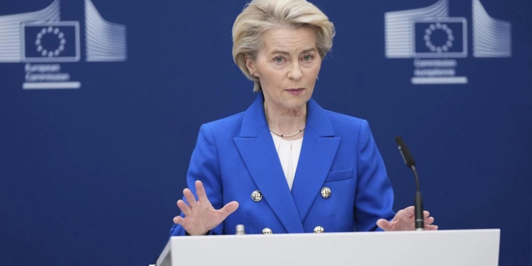Von der Leyen propone disparar el gasto en Defensa tras la suspensión de ayuda militar de Trump / VIRGINIA MAYO / AP