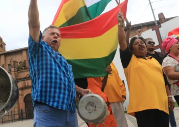 Personas participan en una protesta por la escasez de combustible en Santa Cruz (Bolivia). EFE/Juan Carlos Torrejon