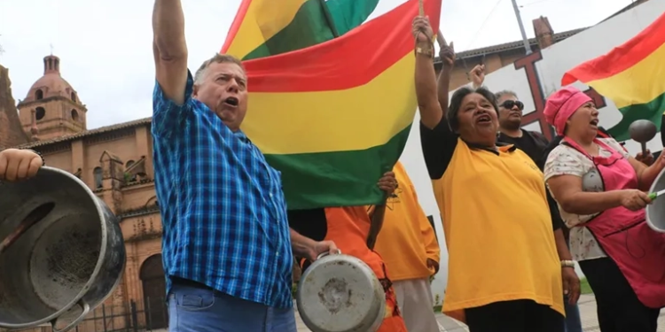 Personas participan en una protesta por la escasez de combustible en Santa Cruz (Bolivia). EFE/Juan Carlos Torrejon