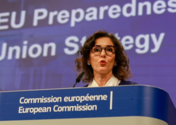 La comisaria de Gestión de Crisis e Igualdad, Hadja Lahbib, durante la presentación del plan anticrisis. / OLIVIER HOSLET / EFE