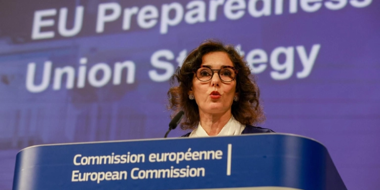 La comisaria de Gestión de Crisis e Igualdad, Hadja Lahbib, durante la presentación del plan anticrisis. / OLIVIER HOSLET / EFE