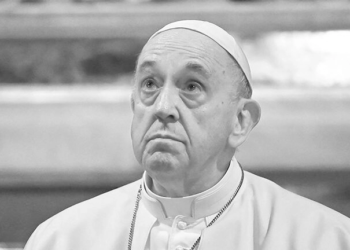 El papa Francisco observa durante un encuentro con clérigos en la catedral de San Dionisio de Atenas, el 4 de diciembre de 2021. © AFP
