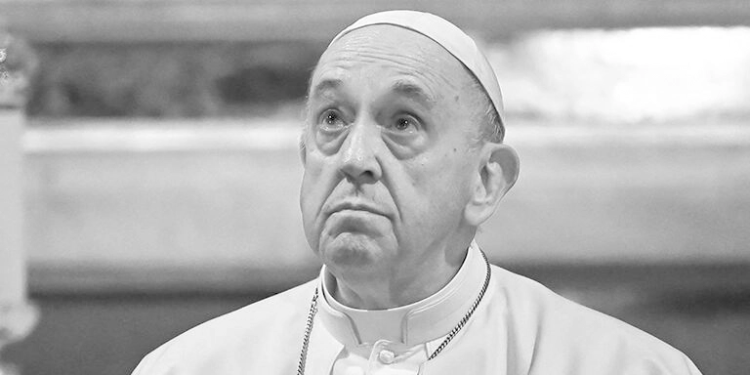 El papa Francisco observa durante un encuentro con clérigos en la catedral de San Dionisio de Atenas, el 4 de diciembre de 2021. © AFP