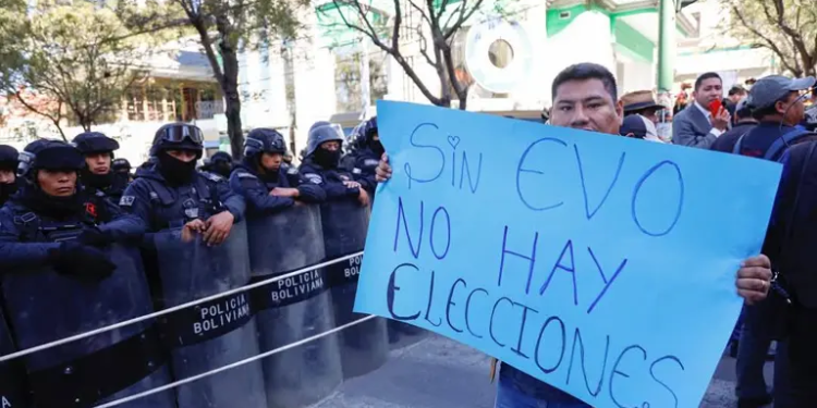 Evismo presiona al TSE pese a inhabilitación de Evo