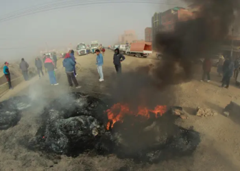En El Alto, el transporte pesado bloquea el camino a Laja ante la escasez de combustible
