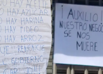 Avisos pegados en tiendas en  la calle Antonio Gallardo ciudad de La Paz | erbol