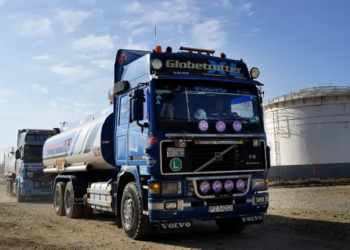 Llegan cisternas a La Paz y Oruro, pero bloqueos frenan distribución de combustible