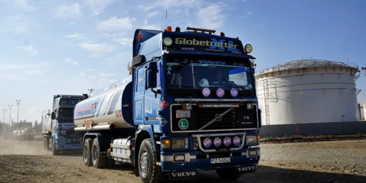 Llegan cisternas a La Paz y Oruro, pero bloqueos frenan distribución de combustible