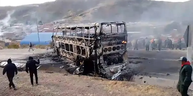 Chofer llora tras perder su flota en ataque violento de evistas en Llallagua