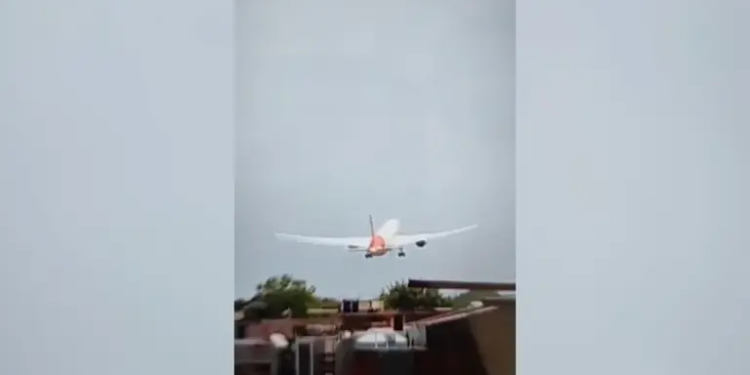 Tragedia aérea en India: avión de Air India se estrella tras despegar