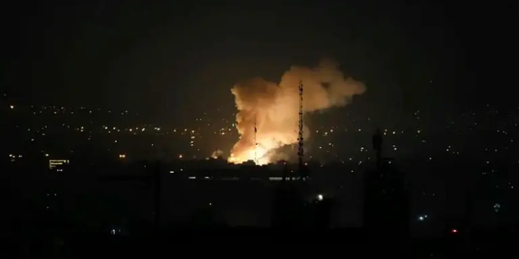 APN / Cordon Press | Humo sobre Teherán tras el ataque israelí de este 13 de junio de 2025.