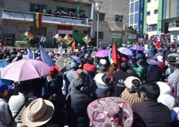 Llallagua declara enemigo a Evo Morales y honra a policías caídos