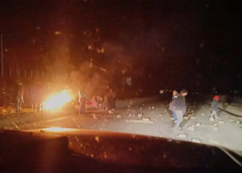 Bloqueadores evistas obligan a madre y bebé a caminar por atención médica