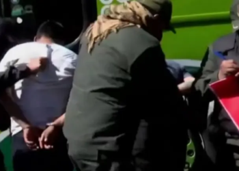 Policía intercepta a siete armados con uniformes falsos en ruta de Cochabamba