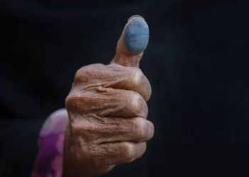 Una anciana de 80 años muestra con el pulgar hacia arriba que ha emitido su voto durante las elecciones parlamentarias en Nepal en 2017. EPA/NARENDRA SHRESTHA