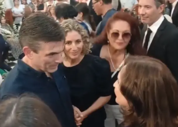 El candidato presidencial Rodrigo Paz Pereira (PDC) acudió al velorio del exalcalde de Santa Cruz de la Sierra, Percy Fernández, que se desarrolla en la catedral. Paz estuvo acompañado tanto de su esposa como de su compañero en el binomio, Edman Lara