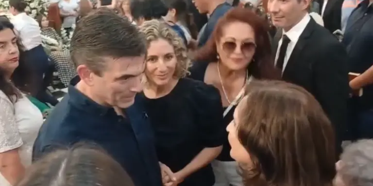 El candidato presidencial Rodrigo Paz Pereira (PDC) acudió al velorio del exalcalde de Santa Cruz de la Sierra, Percy Fernández, que se desarrolla en la catedral. Paz estuvo acompañado tanto de su esposa como de su compañero en el binomio, Edman Lara