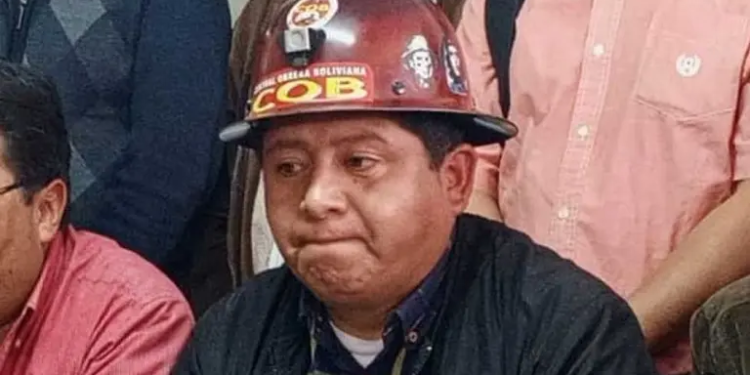 Huarachi deja la COB tras ocho años y se abre debate por la independencia sindical