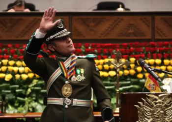 Edman Lara asume la Vicepresidencia vestido con traje de gala de la policía boliviana