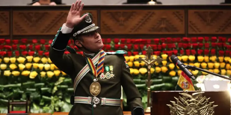 Edman Lara asume la Vicepresidencia vestido con traje de gala de la policía boliviana
