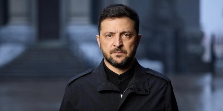 El presidente ucraniano, Volodymyr Zelenskyy, mira a la cámara mientras dirige un mensaje en vídeo a la nación desde Kiev, Ucrania. (Servicio de Prensa de la Presidencia de Ucrania vía AP) AP - Press Service Of The President Of Ukraine