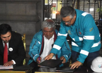 Iván Arias firma la concesión del alumbrado público a la empresa Teletec