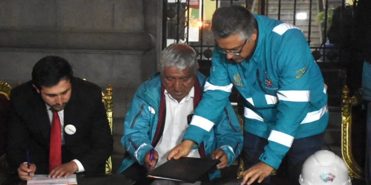 Iván Arias firma la concesión del alumbrado público a la empresa Teletec