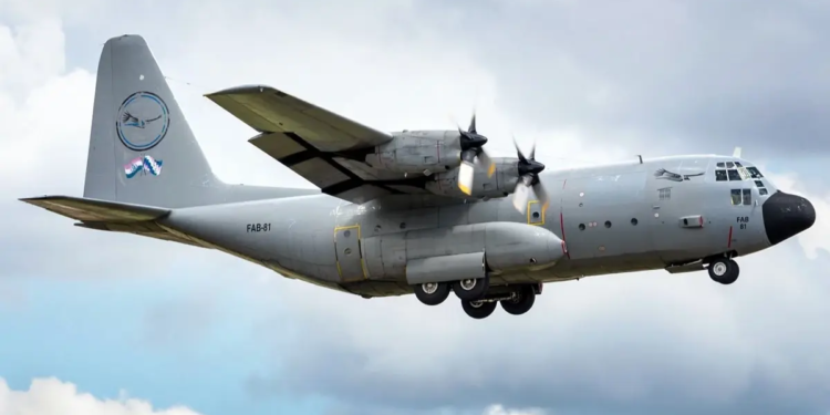 El Hercules C-130 de la FAB, en operación/Foto: Airliners
