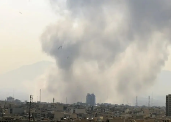 El humo se eleva sobre el centro de Teherán tras el ataque de Israel este sábado. EFE/EPA/ABEDIN TAHERKENAREH