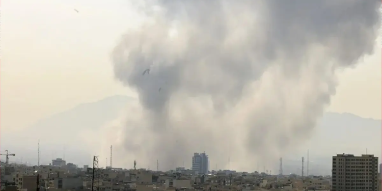 El humo se eleva sobre el centro de Teherán tras el ataque de Israel este sábado. EFE/EPA/ABEDIN TAHERKENAREH