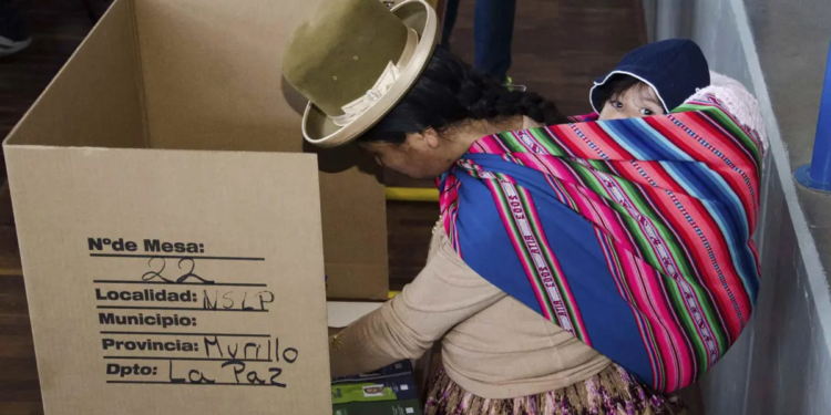 Ciudadana emitiendo su voto