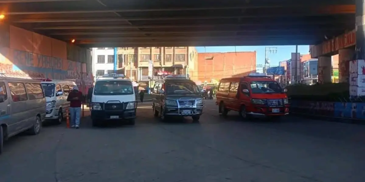 Bloqueo en el cruce de Villa Adela ciudad de El Alto