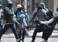 Manifestantes atacan a periodista