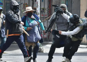 Manifestantes atacan a periodista