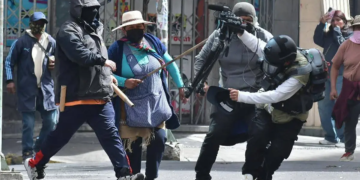 Manifestantes atacan a periodista