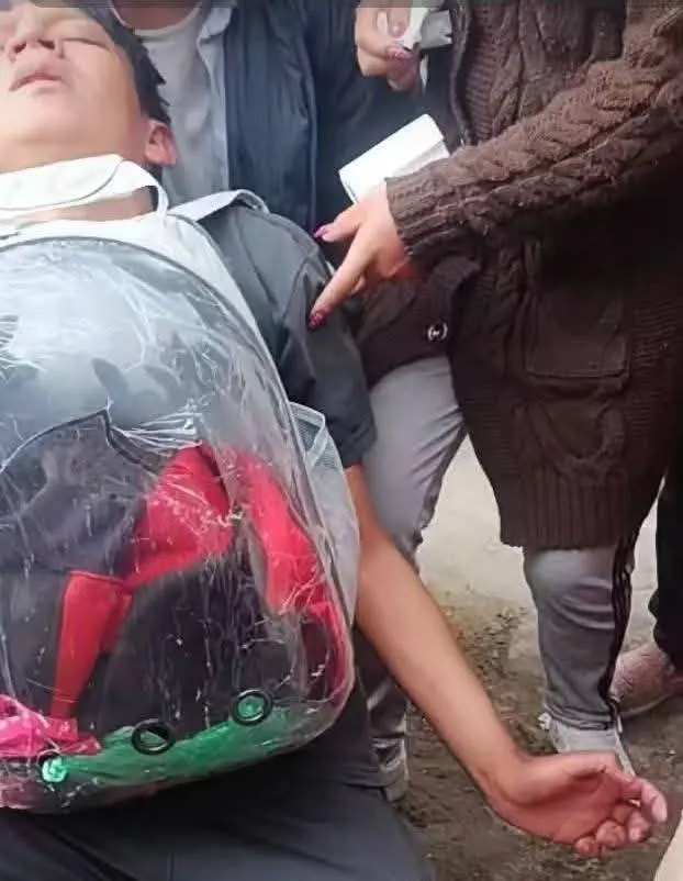 Brutal agresión en Senkata: apedrean a joven y salvan a su gato en medio del caos