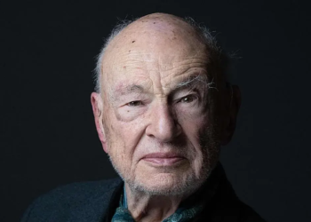 El filósofo Edgar Morin posa en una sesión de fotos en abril de 2022. (AFP)