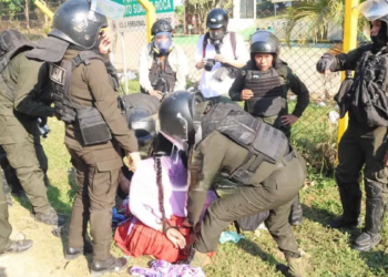 Mujer aprehendida tras el operativo en la planta de YPFB en Santa Rosa del Sara | Foto: Juan Carlos Torrejón