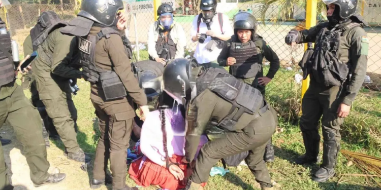 Mujer aprehendida tras el operativo en la planta de YPFB en Santa Rosa del Sara | Foto: Juan Carlos Torrejón