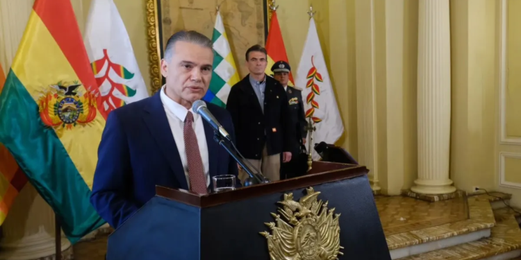 Rodrigo Paz Pereira posesionó este miércoles a Ernesto Justiniano Urenda como nuevo ministro de Defensa