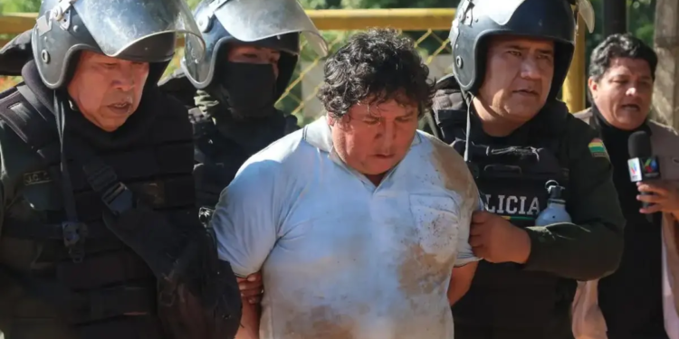 La toma ilegal fue controlada por la Policía Boliviana que usó un contingente para recuperar la institución. Foto: EFE