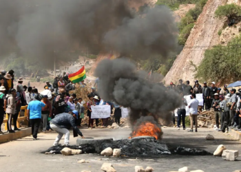 Sectores afines a Evo Morales bloquean caminos