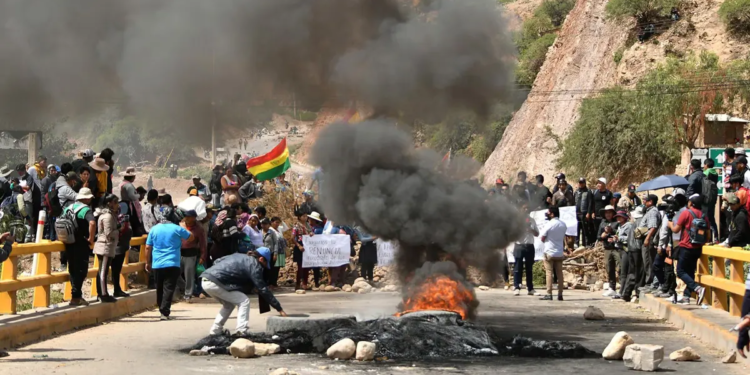 Sectores afines a Evo Morales bloquean caminos