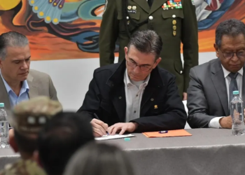 Rodrigo Paz firma la ley. Foto: APG