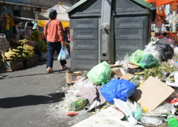 La basura se acumula en la Sede de Gobierno