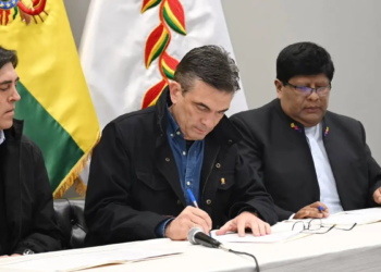 El acuerdo, suscrito entre el Ministerio de Obras Públicas y el Gobierno Autónomo Municipal de El Alto, contempla la construcción y ampliación de carreteras estratégicas, obras de enlosetado, instalación de luminarias y la implementación de antenas satelitales Starlink en unidades educativas